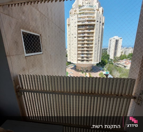 התקנת רשת שקופה נגד יונים במסתור כביסה בבניין מגורים